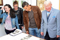 Aufmerksam verfolgten die jungen Besucher die Ausführungen von Karl-Heinz Bertsch.