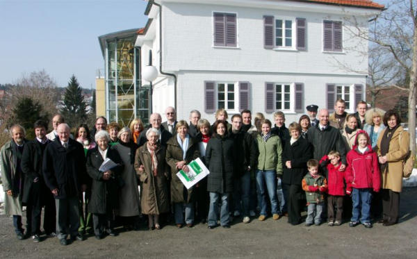 Gruppenfoto der Sippe Schröder vor dem Haus Bühler