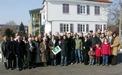 Gruppenfoto der Sippe Schröder vor dem Haus Bühler