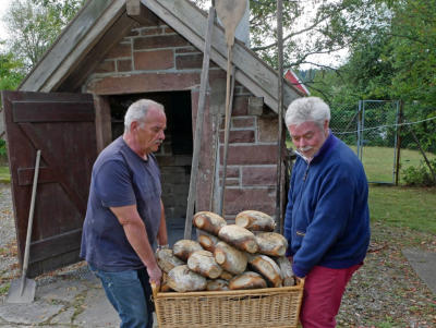 Thomas Hinderer (links) hatte schon am Samstag die Brote gebacken, unterstützt von Dieter Wiedenmann. Die Brote standen auch zum Verkauf. 