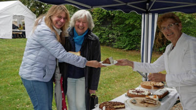 Gut gelaunt nehmen Manuela Liebig-Böhnke (links) und ihre Mutter Nadica Liebíg von Barbara Hoss ihren Kuchen entgegen. 