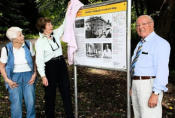 Enthüllten die Informationstafel am Beginn des Dr.-Eversbusch-Wegs (von links): Irmingard Härdtner, Gertrud Saile und Karl-Heinz-Bertsch.