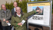 Bürgermeister Matthias Leyn, Sponsor Martin Hackenberg und der Enkel des Erbauers Joachim Blessing (von links).