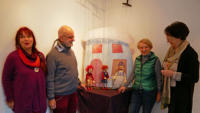 Ingrid und Wolfgang Bürger (von links) vom Figurentheater Mottenkäfig Pforzheim haben eine Szene aus dem Märchen Frau Holle aufgebaut, sehr zur Freude von Elisabeth Aberger und Margot Burkhardt.