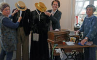 Das Ausstellungsteam bei der Arbeit, von links: Elisabeth Aberger, Margot Burkhardt und Karola Hauf.