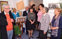 Dieter Wiedenmann eröffnete die Ausstellung und lobte das Ausstellungsteam (von rechts) Elisabeth Aberger, Karola Hauf und Margot Burkhadt für ihren Einsatz