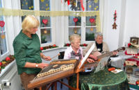 Die Wimberger Stuben-Musikanten unterhalten die Gäste bestens.