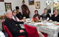 Angeregte Gespräche bei Kaffee und Kuchen