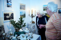 An ihre Jugendzeit erinnert wurden Ingeborg Kappler (links) und Ingeburg Fritsch bei der Besichtigung der "Porzellanschätze aus alter Zeit" und den Aufnahmen aus dem Schömberg früherer Zeiten, die Karl-Heinz Bertsch ausstellt.