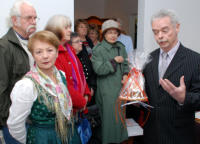 Dieter Wiedenmann (rechts), der 1. Vorsitzende des Heimat- und Geschichtsvereins, eröffnete die Ausstellung "Kinderträume von damals".
