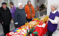 Reges Interesse fanden die selbst hergestellten Produkte aus Honig von Ingeborg Hiller (rechts).
