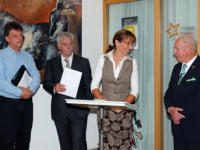 Bürgermeisterin Bettina Mettler spricht Karl-Heinz-Bertsch den Dank aus für dessen Engagement.