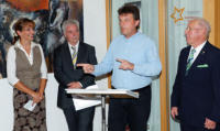 Einführende Worte sprach Pfarrer Hans Gölz-Eisinger, aufmerksam lauschten Bürgermeisterin Bettina Mettler, Dieter Wiedenmann und Karl-Heinz Bertsch.