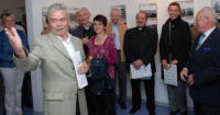 Freuten sich über das große Interesse an der Ausstellungseröffnung: Dieter Wiedenmann (vorne), Karl-Heinz Bertsch, Cornelia Lapeta und Pfarrer Andreas Frosztega (von rechts), sowie zahlreiche Besucher.