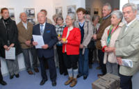 Karl-Heinz Bertsch führt in seine Fotoexponate ein.