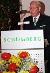Ehrenbürger Karl-Heinz Bertsch dankt sichtlich gerührt.