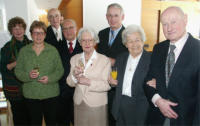 Die älteste Generation der Schröders beim Empfang im Rathaus (von rechts): Hans-Bernhard Schröder mit Frau Therese, Gerhard Vogel, Ilse Schröder, Karl-Heinz Bertsch, Dr. Heinz Schröder, Gabriele Freimüller und Karin Schröder