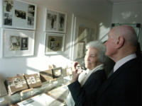 Hans-Bernhard Schröder und seine Frau Therese freuen sich über die ausführliche Darstellung des Wirkens von Georg Schröder in der Sonderausstellung.