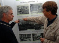 Martin Moser (rechts) erinnert sich noch an das 1. Schömberger Sanatorium, welches durch seinen Urgroßvater gegründet worden war.
