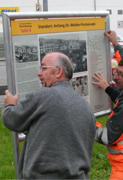 Rechts der Vorsitzende Karl-Heinz Bertsch mit Miarbeitern des Bauhofs