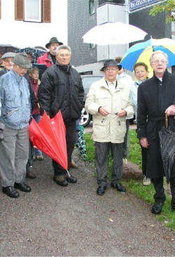 Rund 40 Personen nahmen an der Einweihung teil. Rechts Hauptsponsor Alfred Bendfeld.