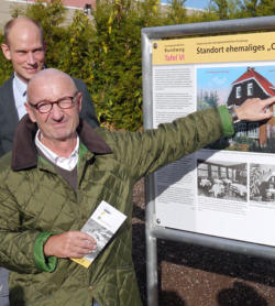 Bürgermeister Matthias Leyn, Sponsor Martin Hackenberg und der Enkel des Erbauers Joachim Blessing (von links).