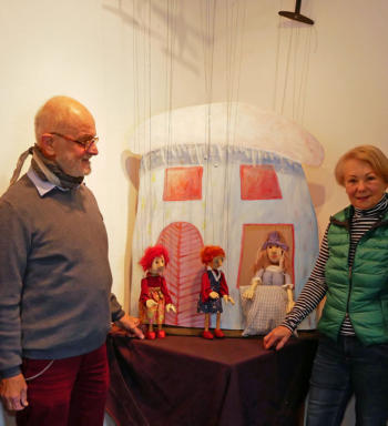 Ingrid und Wolfgang Bürger (von links) vom Figurentheater Mottenkäfig Pforzheim haben eine Szene aus dem Märchen Frau Holle aufgebaut, sehr zur Freude von Elisabeth Aberger und Margot Burkhardt.