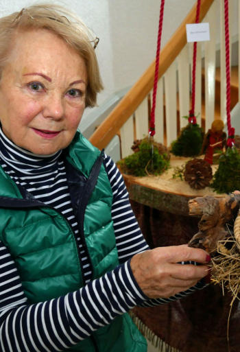 Diese urige Krippe stammt aus dem Bregenzer Wald, versichert Elisabeth Aberger.