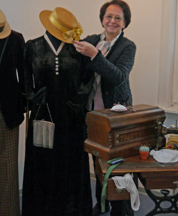 Das Ausstellungsteam bei der Arbeit, von links: Elisabeth Aberger, Margot Burkhardt und Karola Hauf.