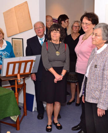 Dieter Wiedenmann eröffnete die Ausstellung und lobte das Ausstellungsteam (von rechts) Elisabeth Aberger, Karola Hauf und Margot Burkhadt für ihren Einsatz