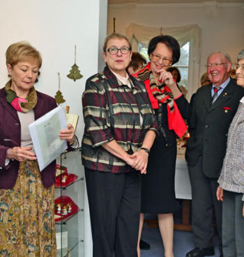 Dieter Wiedenmann, Elisabeth Aberger, Gabriele Vogel, Margot Burkhardt und Karola Hauf (von links) bei der Eröffnung der Weihnachtsausstellung. Rechts Bürgermeisterin Bettina Mettler.