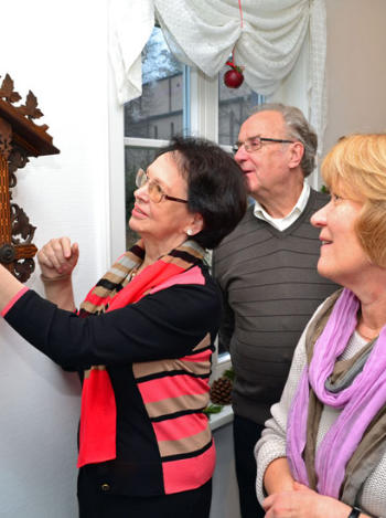 Margot Burkhardt zeigte ihrem Mann Peter, Margarete Zillinger und Albrecht Schnurr (von links) wie das mit dem Kuckkuck funktioniert.