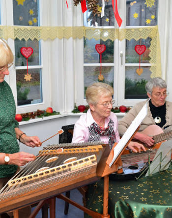 Die Wimberger Stuben-Musikanten unterhalten die Gäste bestens.