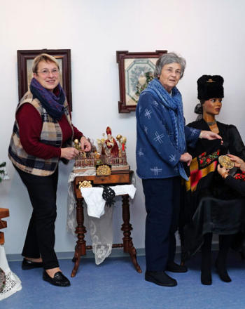 Unzählige Handgriffe sind nötig, bis die Ausstellungsstücke das gewünschte Aussehen haben. Das garantieren (von links): Gabriele Vogel, Carola Hauf, Elisabeth Aberger und Margot Burkhardt.
