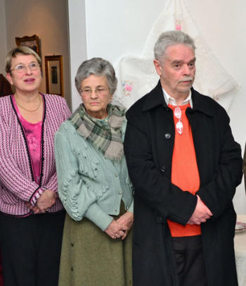 Joachim Zillinger und Dieter Wiedenmann waren voll des Lobes, was die Ausstellungsmacherinnen Carola Hauf, Gabriele Vogel, Margot Burkhardt und Elisabeth Aberger (von rechts) wieder für eine tolle Ausstellung auf die Beine gestellt haben.