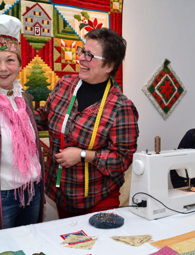 Elisabeth Aberger ließ sich eine Bäckerhaube von Monika Laidler aufsetzen, die ihr sehr gut zu Gesicht stand.