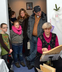 Andächtig lauschen die Besucher den Harfenklängen.