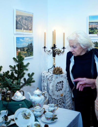 An ihre Jugendzeit erinnert wurden Ingeborg Kappler (links) und Ingeburg Fritsch bei der Besichtigung der "Porzellanschätze aus alter Zeit" und den Aufnahmen aus dem Schömberg früherer Zeiten, die Karl-Heinz Bertsch ausstellt.