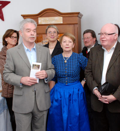 Dieter Wiedenmann eröffnete die Weihnachtsausstellung, die von Gabriele Vogel und Elisabeth Aberger (3. und 4. Von links) zusammengestellt wurde. 