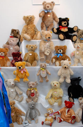 Vera Tüchle und Richard Wöhr bewunderten die Teddy’s der Firma Steiff
