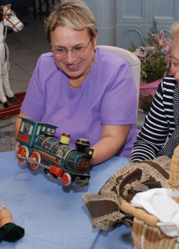 Gabriele Vogel (links) und Elisabeth Aberger haben die Ausstellung vorbereitet und gestaltet.