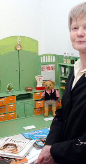 Marga Fader mit Buchauswahl zu Puppen