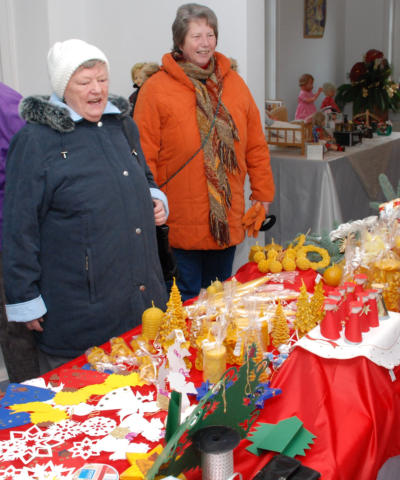 Reges Interesse fanden die selbst hergestellten Produkte aus Honig von Ingeborg Hiller (rechts).