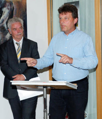 Einführende Worte sprach Pfarrer Hans Gölz-Eisinger, aufmerksam lauschten Bürgermeisterin Bettina Mettler, Dieter Wiedenmann und Karl-Heinz Bertsch.