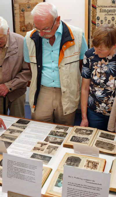 Karl-Heinz Bertsch (links) und Fritz Roller (zweiter von links) aus Gechingen hatten viel miteinander zu besprechen.