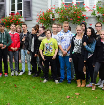 Klasse 9 der LUS Schömberg mit Klassenlehrer Pino Troisi vor dem Haus Bühler (rechts Karl-Heinz Bertsch und Dieter Wiedenmann).