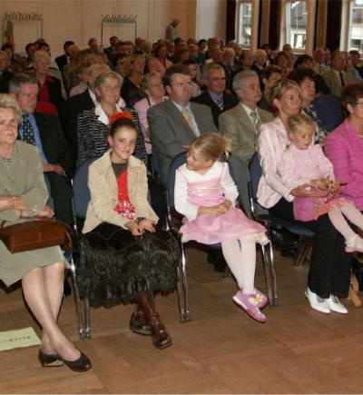 Familie und Gäste