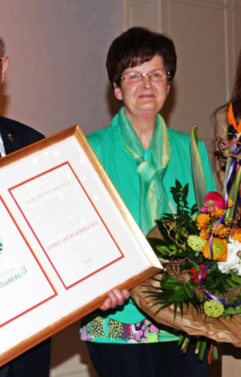Aus der Hand von Bürgermeisterin Bettina Mettler erhielt Karl-Heinz Bertsch die Urkunde zum Ehrenbürgerrecht und seine Frau Renate einen Blumenstrauß.