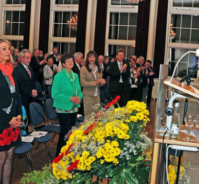 Stehend ehrte Familie und Bürgerschaft den neuen Ehrenbürger Karl-Heinz Bertsch (am Rednerpult)