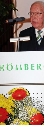 Ehrenbürger Karl-Heinz Bertsch dankt sichtlich gerührt.